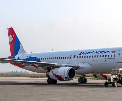 Ein A320 von Nepal Airlines: Zwei Fluglotsen nach einem Beinahe-Unfall gefeuert.