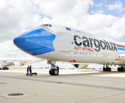 Jumbo mit Maskendesign von Cargolux: Die Airline wird keine reiner 747-Betreiber bleiben.