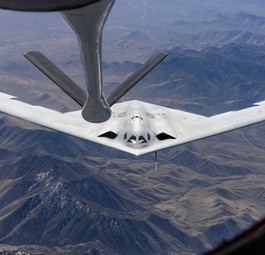 Northrop Grumman B-21: Stealth ist wichtiger als Speed. Eine B-21 Raider wird in der Luft betankt.