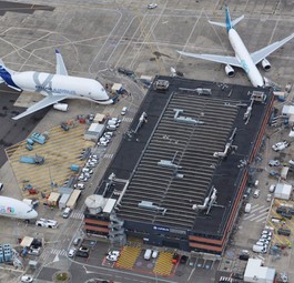Da stehen sie, die sechs Flugzeuge, die zusammen zur Feier von Airbus fliegen werden.