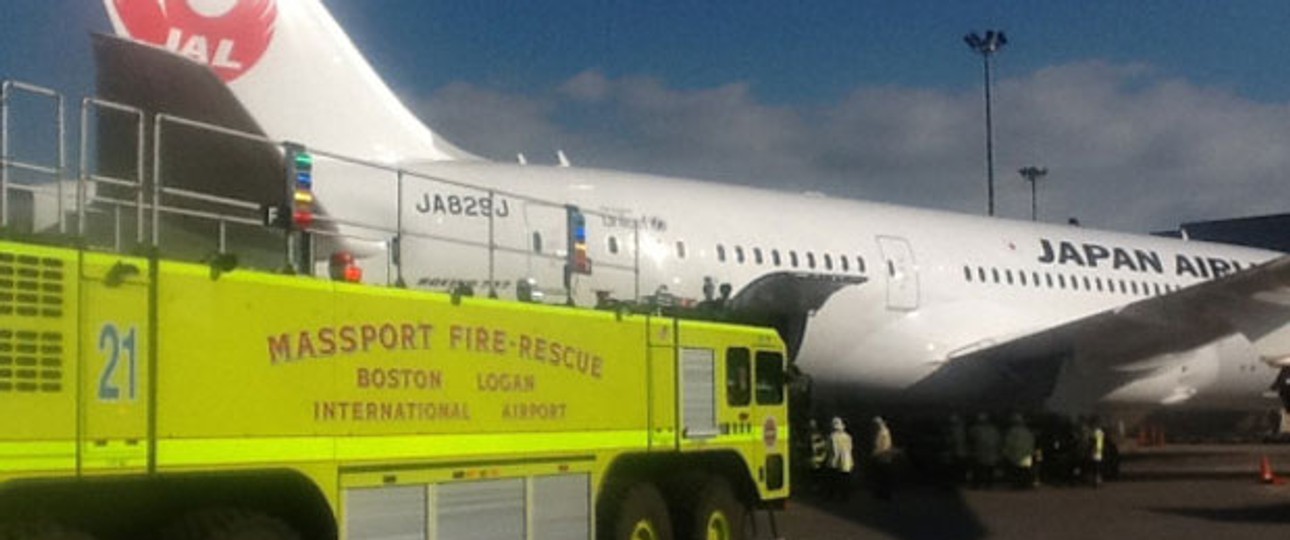 Feuerwehr am Dreamliner: Verletzt wurde niemand.