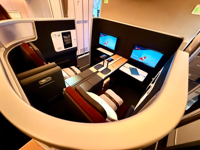 Die Doppelsuite ist die Vorzeigeoption der Business Class - kostet aber auch entsprechend mehr.