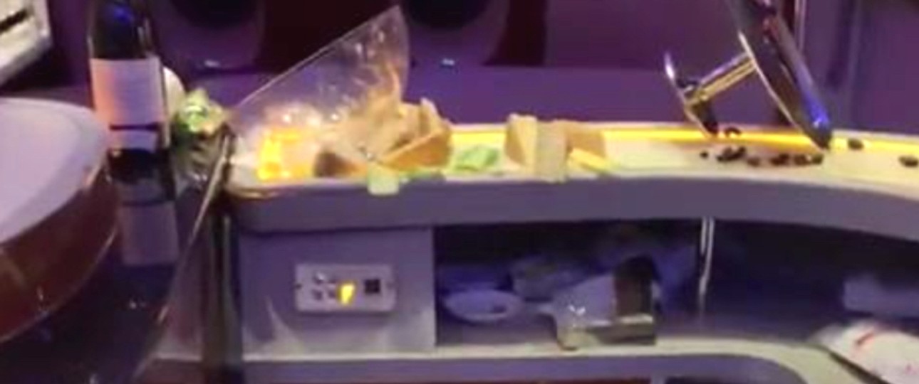 Die Bar im Airbus A380 von Emirates: Bild der Verwüstung.