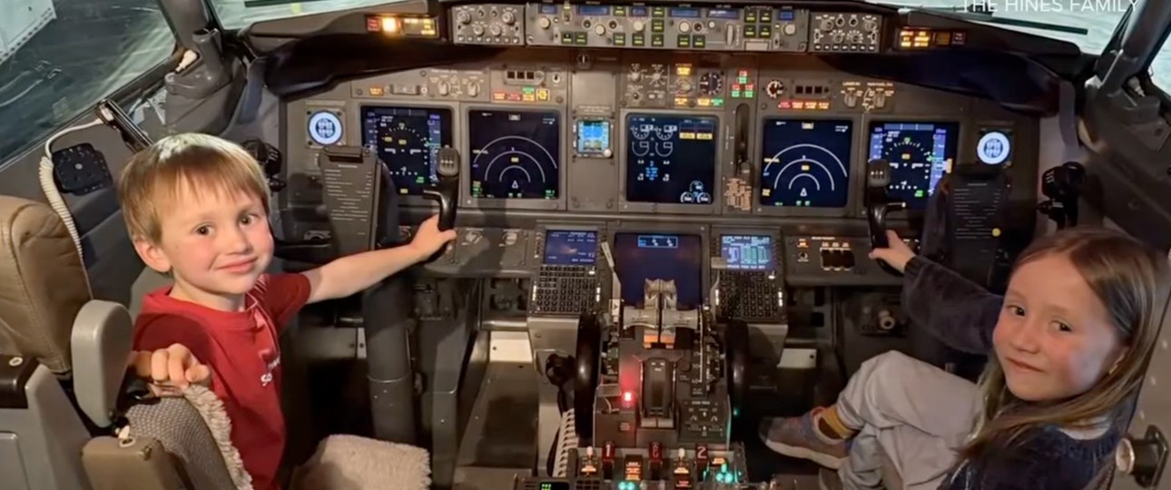 Der Junge mit seiner Schwester im Cockpit einer Southwest-Boeing: Er wurde vim Airlinechef eingeladen.