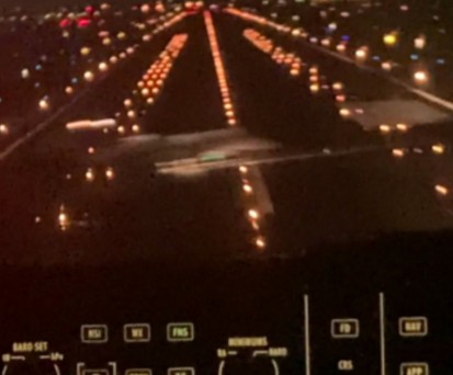 Wirklich knapp: So sah es in Boston aus dem Cockpit der Embraer-Maschine aus.