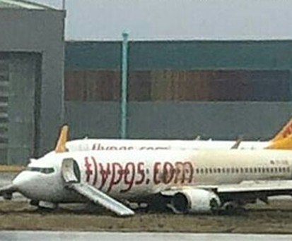 Boeing 737 rutscht in Istanbul von der Landebahn