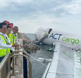 Flughafenmanagement und Flugzeugwrack: Die Boeing 747 wird nun langsam geborgen.