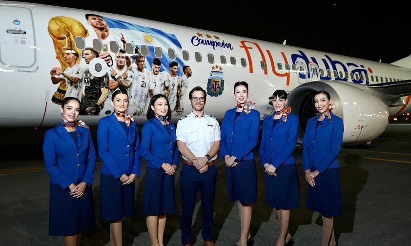 Eine Crew von Flydubai zeigt sich stolz vor dem Meisterflieger.