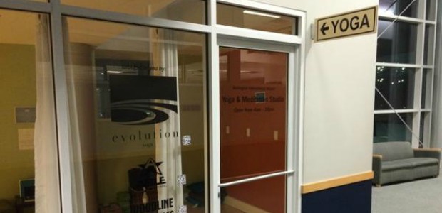 Auch am Flughafen Burlington im US-Bundesstaat Vermont steht ein Raum zum Entspannen vor und zwischen den Flügen zur Verfügung. Yoga hilft bei Flugangst, Jet Lag und Rückenbeschwerden.