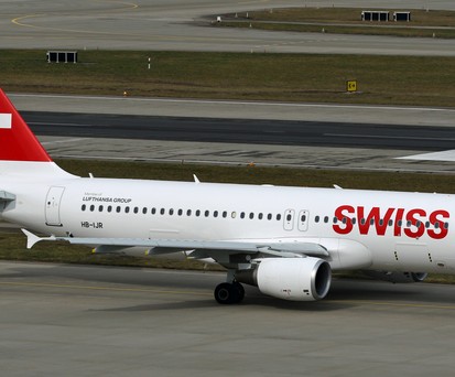 Der Airbus A320 mit dem Kennzeichen HB-IJR macht den Anfang. Auf ihm ...