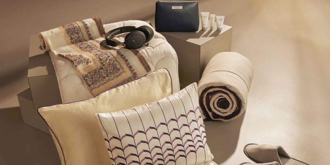 Neue Decken und Kissen für die First Class.