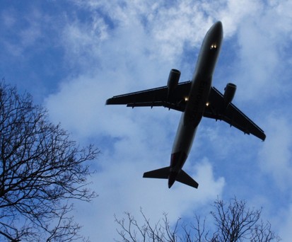 Flugzeug im Landeanflug: Was treibt es in Zukunft an?