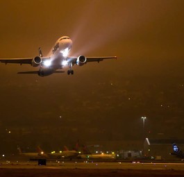 Flughafen San Francisco: Dichter Rauch von Waldbränden ließ das Tageslicht dunkelrot leuchten.
