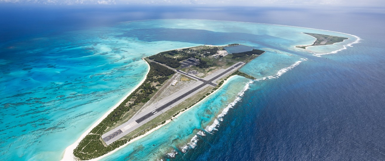 Das Midway Atoll: Vorne Sand Island, dahinter Eastern Island, auf der noch ehemalige Pisten zu erkennen sind.