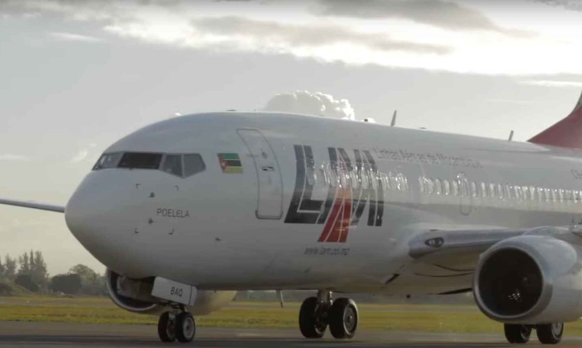 Eine Boeing 737-700 von LAM: Der Airline entgehen monatlich Millionen.