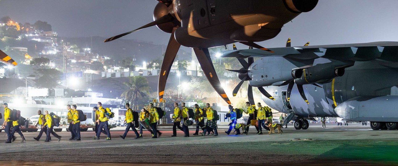 Ankunft mit dem Airbus A400 M in Venezuela: Hilfskräfte des THW mit Spürhunden gehen von Bord.