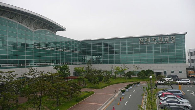 Der Busan Gimhae International Airport ist der effizienteste Flughafen Asiens. Er liegt nahe der Stadt Busan im Südosten Südkoreas und fertigt pro Jahr knapp zehn Millionen Passagiere ab.