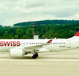 Airbus A220 von Swiss: Die Airline hat aktuell zu viele Flugbegleitende.