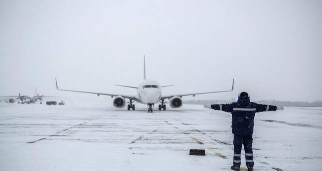 Boeing 737 im Schnee: Russlands Luftfahrt kämpft mit dem Wintereinbruch.