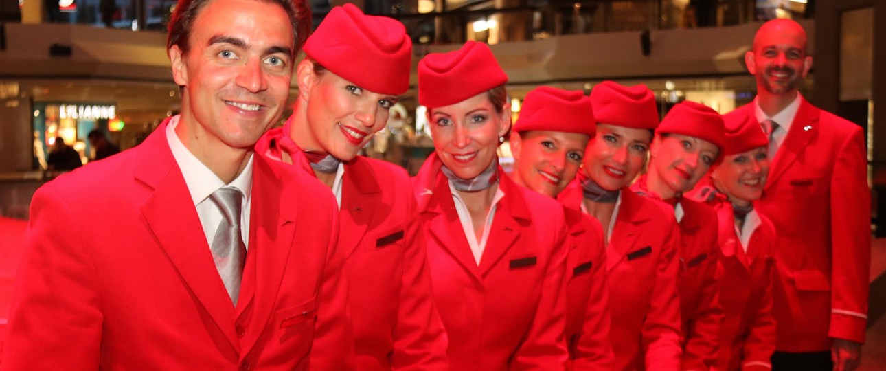 Kabinencrew von Austrian Airlines: Charakteristisches Rot. 