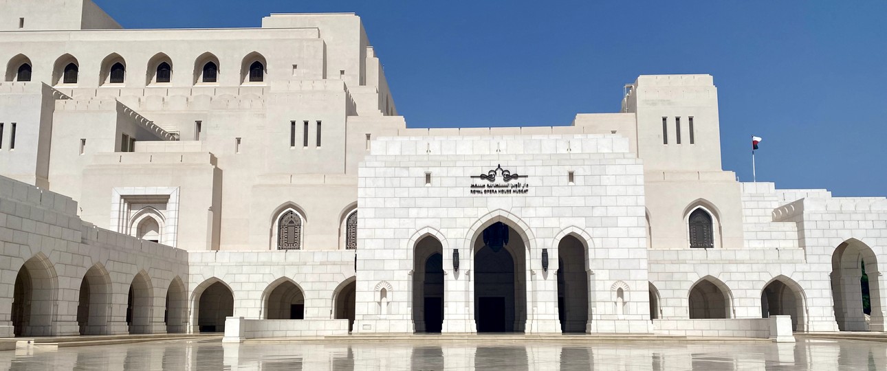 Das Royal Opera House in Omans Hauptstadt Muscat von außen ...