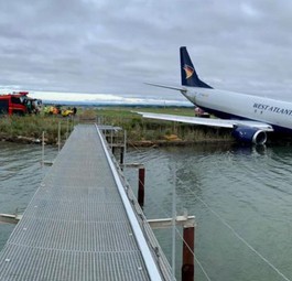 Boeing 737-400 von West Atlantic: Nach der Landung im See gelandet.
