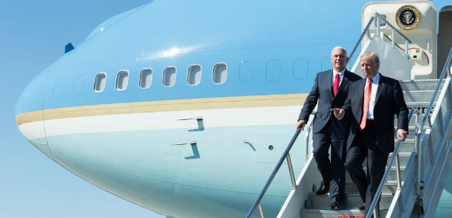 US-Präsident Trump und sein Vize vor der Air Force One: In dieser Legislaturperiode werden die neuen Flieger nicht mehr fertig.