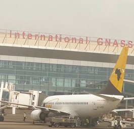 Das Video einer Reisenden zeigt die Ankunft am Flughafen Lomé.