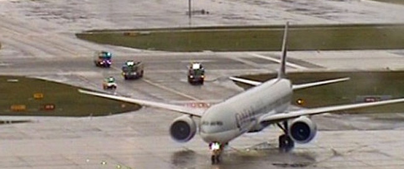 Die Boeing 777 in Zürich: Rettungsfahrzeuge begleiteten den Jet.