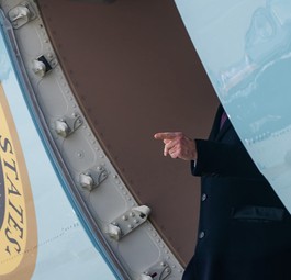 Joe Biden beim Aussteigen aus der Air Force One: Bitte nicht stehlen!
