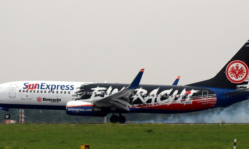 Das aktuelle Eintracht-Design von Sun Express auf der Boeing 737-800 mit dem Kennzeichen TC-SPC (vorher D-ASXX).