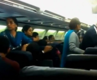 Empörte Passagiere im Problem-Flieger.