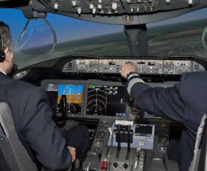 Piloten im Dreamliner-Simulator: Noch in diesem Jahr soll ein Algorithmus mit Simulatorflüge starten.