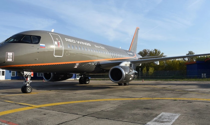 Der VIP-Superjet von außen: Kennzeichen RA-89007.