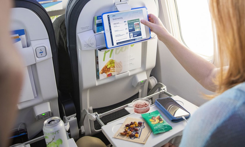 Die neue Kabine von Alaska Airlines: Hier zu sehen ist ein Platz in der Premium Economy mit Tablethalter am Vordersitz.