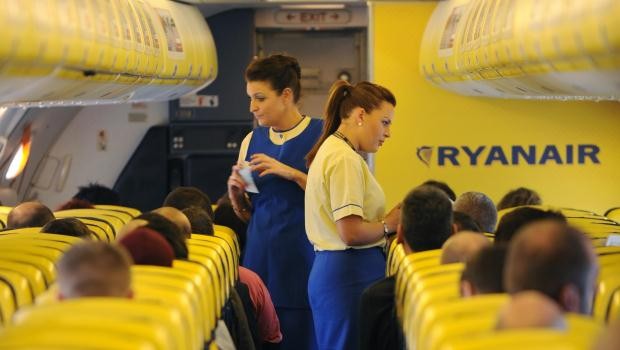 Seit dem vergangenen Jahr sind nun Sitzplätze reservierbar - wie bei Ryanair üblich gegen ein fürstliches Entgelt. 10 Euro werden bei Kurzstrecken fällig, bei längeren Flügen 15 Euro.