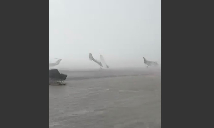 Sturm am Flughafen Forli: Flugzeuge umgedreht.