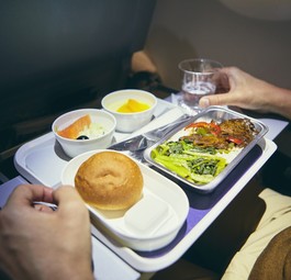 Bordverpflegung in der Economy Class: Japan Airlines bietet die Option, das Bordessen abzubestellen.