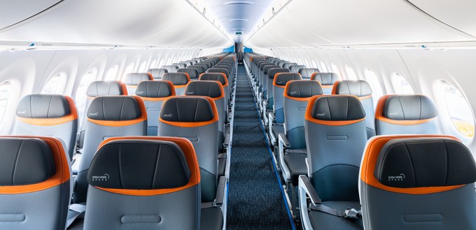 Die Kabine von Jetblues Airbus A220-300: Die Sitze mit orangenem Kopfteil...