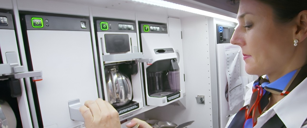 Flugbegleiterin in Bordküche von Bucher Leichtbau: Leicht, ergonomisch und stabil müssen die Einheiten sein.