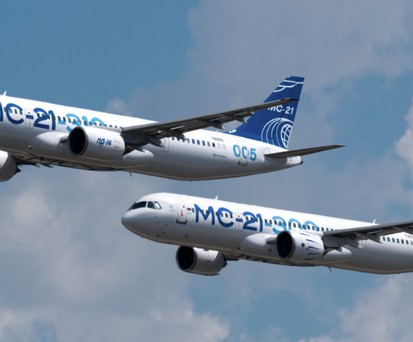 MS-21-300-Testflieger: Einer mit russischem Triebwerk (links), einer mit amerikanischem.