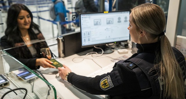 Grenzkontrolle in Frankfurt: Aktuell dauert es dort länger.