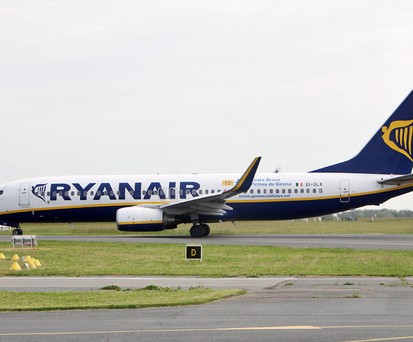 Eine Boeing 737-800 von Ryanair: Die Maschine mit der Kennung EI-DLX startete in Porto durch.