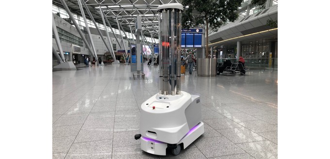 UV-C-Roboter am Flughafen Düsseldorf: Würde wohl nachts oder tagsüber in abgesperrten Bereichen zum Einsatz kommen.