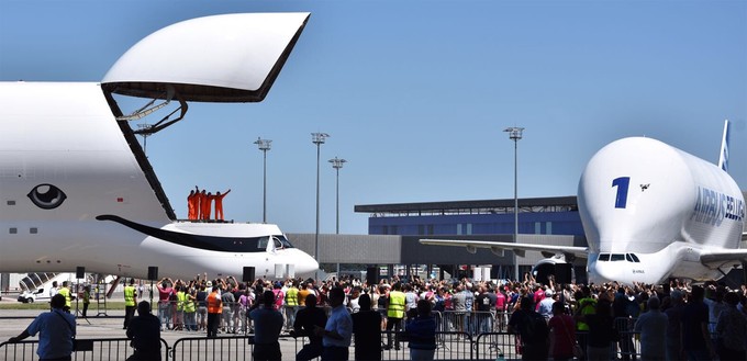 Nach der Landung: Links der Beluga XL samt Testflug-Crew, rechts der Beluga 1.