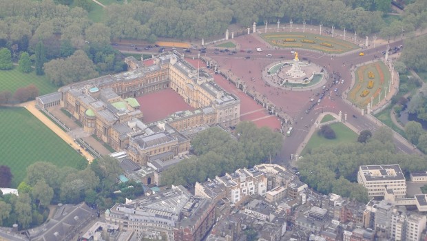 Der Buckingham Palace in London hat 1'514 Türen und 760 Fenster. Die Fenster werden alle sechs Wochen geputzt.