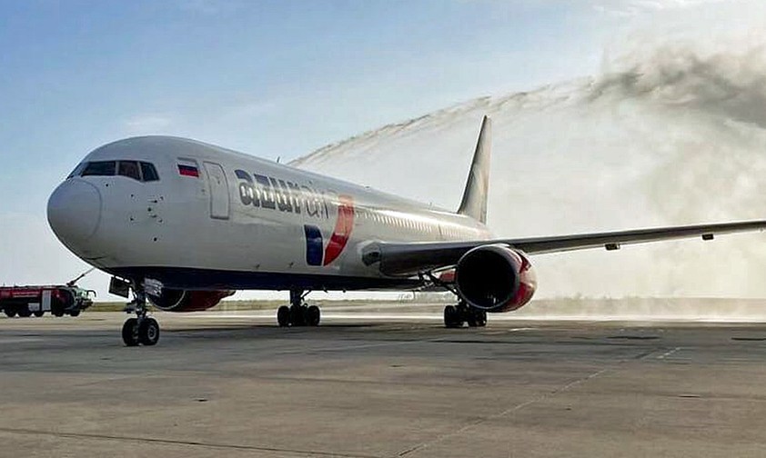 Boeing 767 von Azur Air: Dieses Mal wurde sie nicht mit einer Wasserfontäne begrüßt.