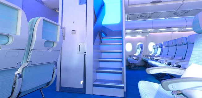 Airbus erhöht die Sitzplatzzahl im Airbus A380 um rund 80 Sitze. Dazu bietet der Flugzeugbauer sechs Module an. Das erste ist ein neues Treppen-Konzept: New Forward Stairs nennt Airbus die Änderung, die Platz für 20 weitere Passagiere bringen soll.