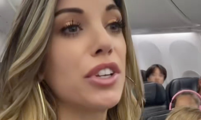 Missionarin Whitney Lynn spricht im Flugzeug von Alaska Airlines: Die Crew fühlte sich nicht  wohl dabei.