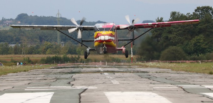 ... der österreichischen Firma Pink Aviation Services. Der Flieger wurde 1979 gebaute und ursprünglich ...